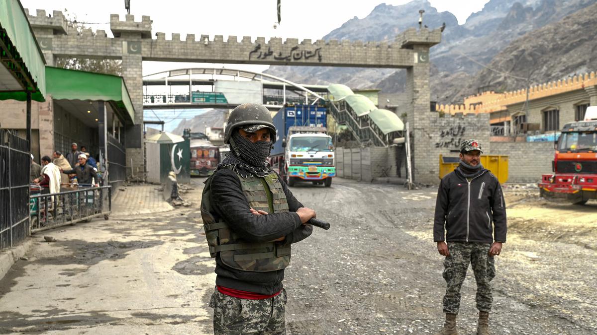 Pakistan, Afghan Taliban trade fire at border crossing