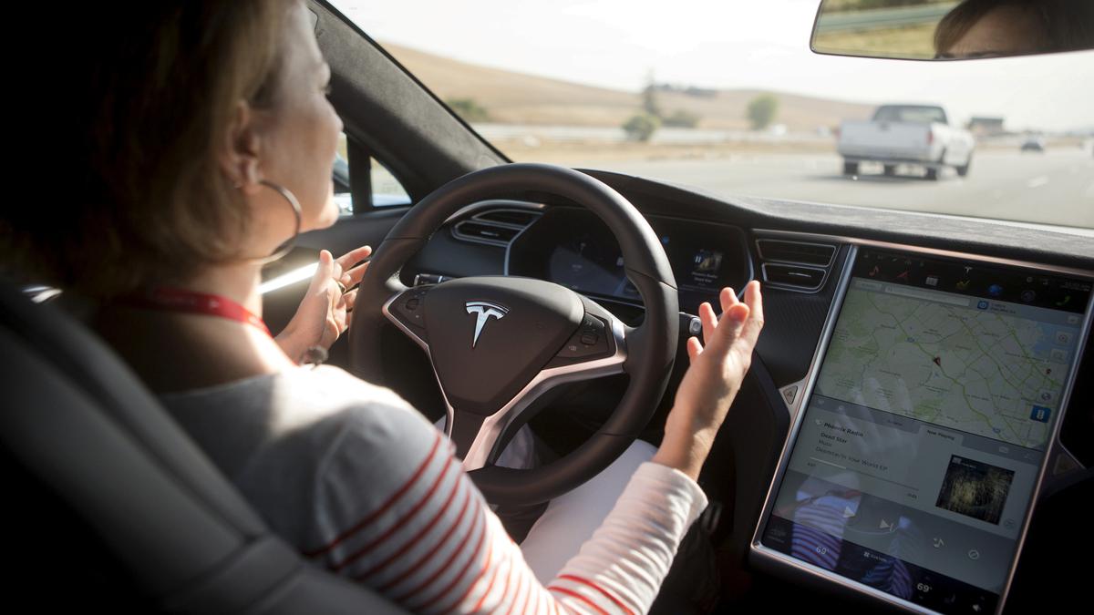 Teslas with Autopilot a step closer to recall after wrecks