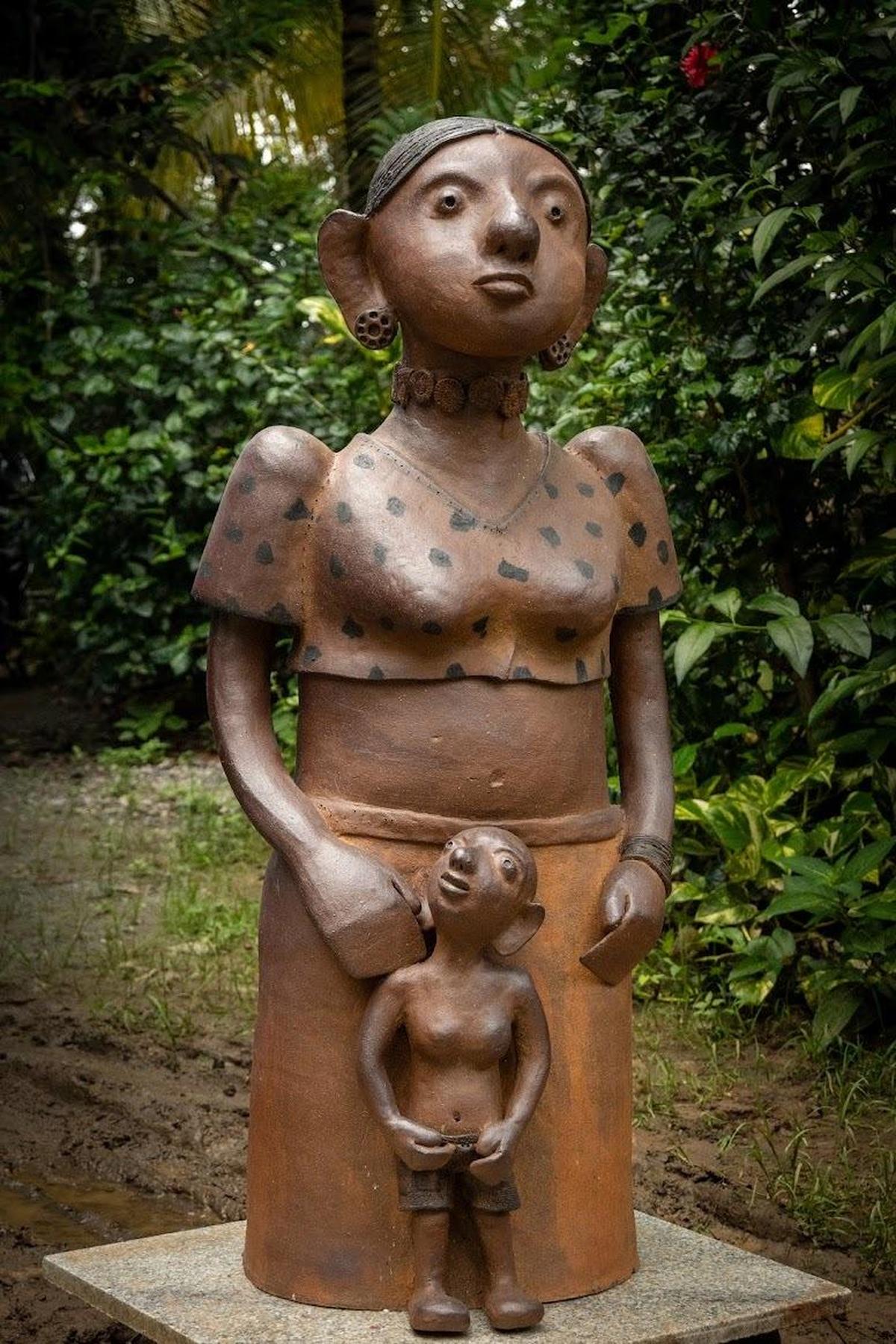 जी रेघू द्वारा एक मूर्ति 