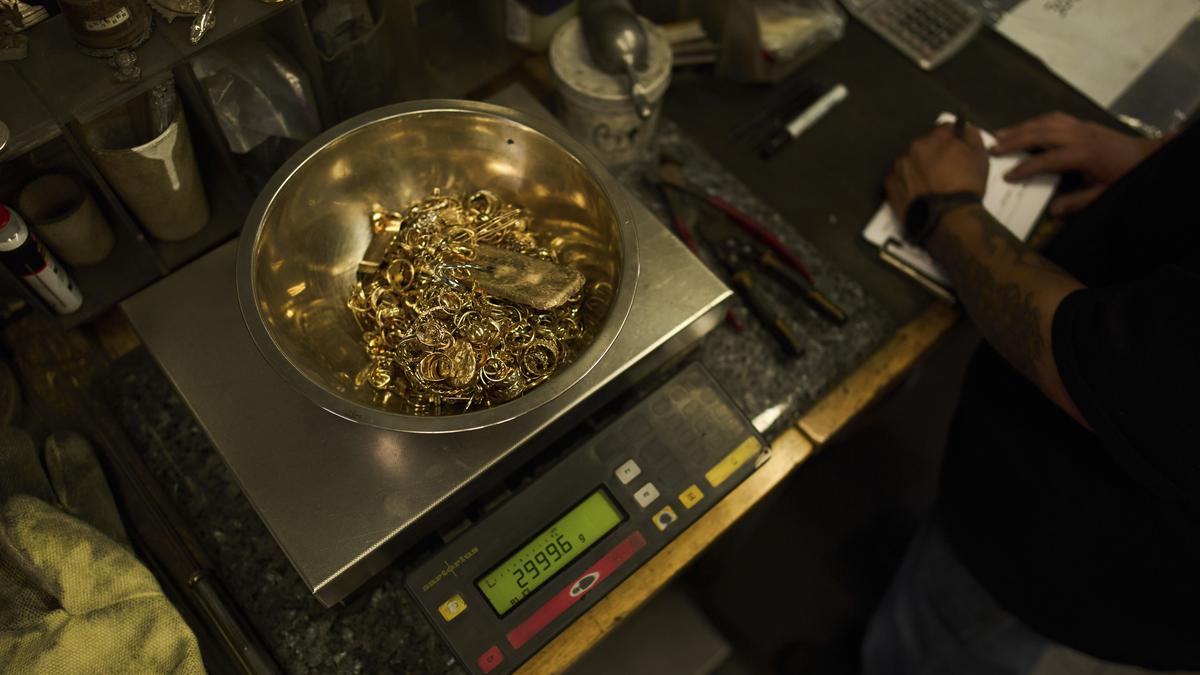 Gold futures decline on weak global cues