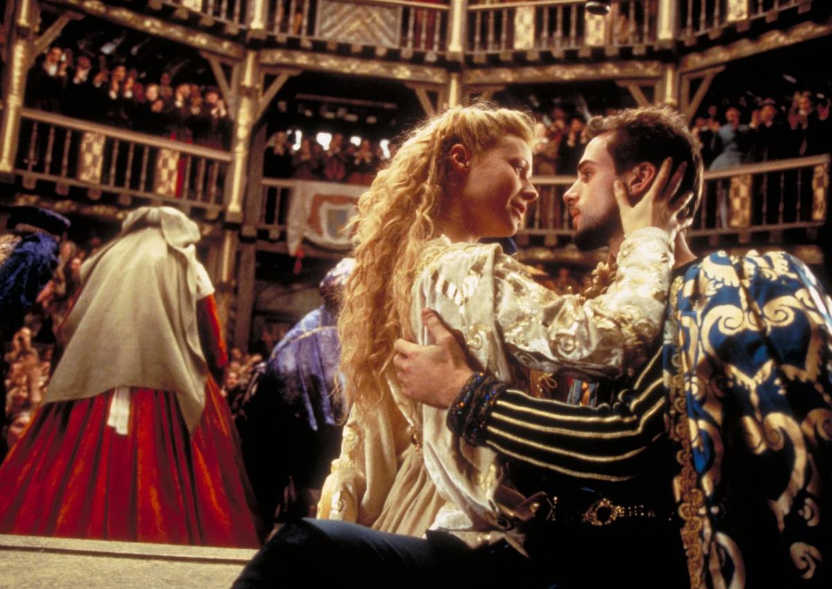 शेक्सपियर इन लव (1998) का एक दृश्य, जिसमें ग्वेनेथ पाल्ट्रो और जोसेफ फिएनेस ने अभिनय किया था।