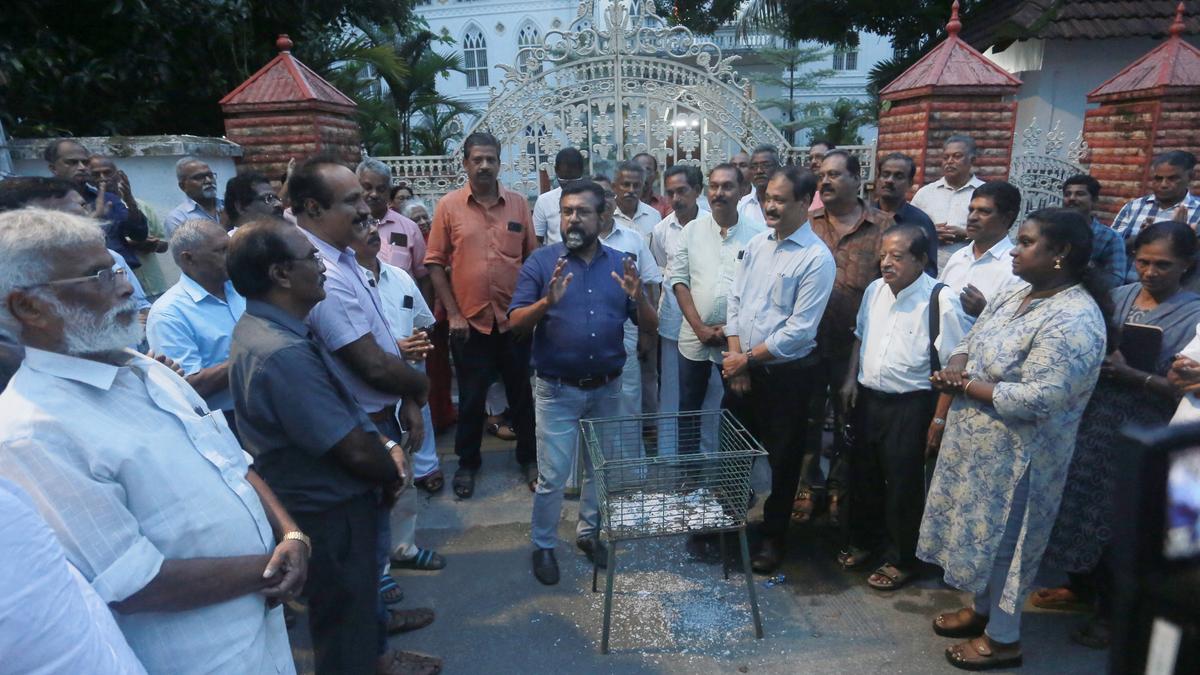 Rebel group in Ernakulam-Angamaly Archdiocese burns copies of circular on unified Mass