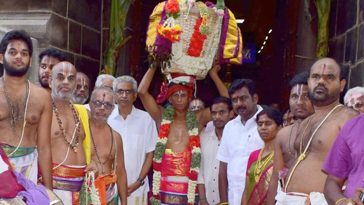 Garland, silk vasthram, parrots of Andal taken to Madurai for Lord Kallazhagar