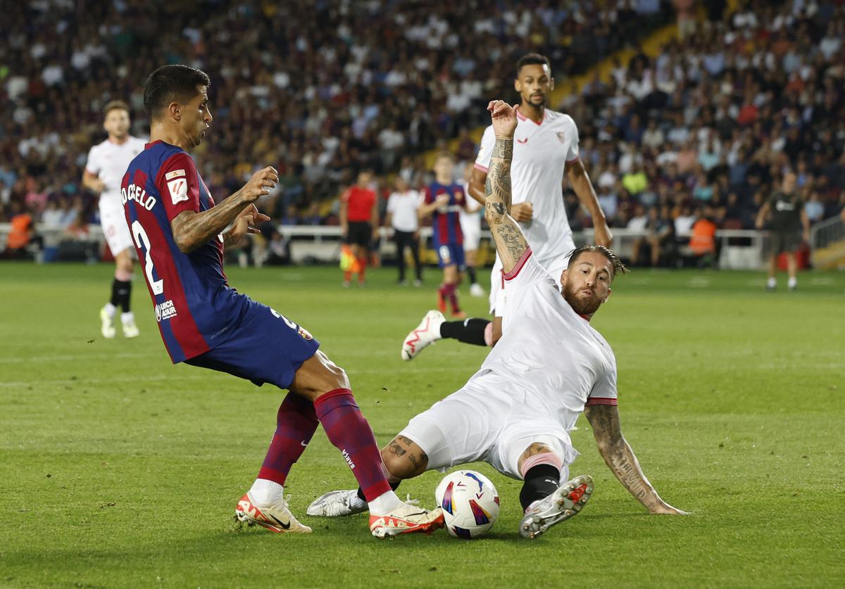 Lálica |  Un gol en propia puerta de Sergio Ramos le dio al Barcelona la victoria por 1-0 sobre el Sevilla en la liga española.