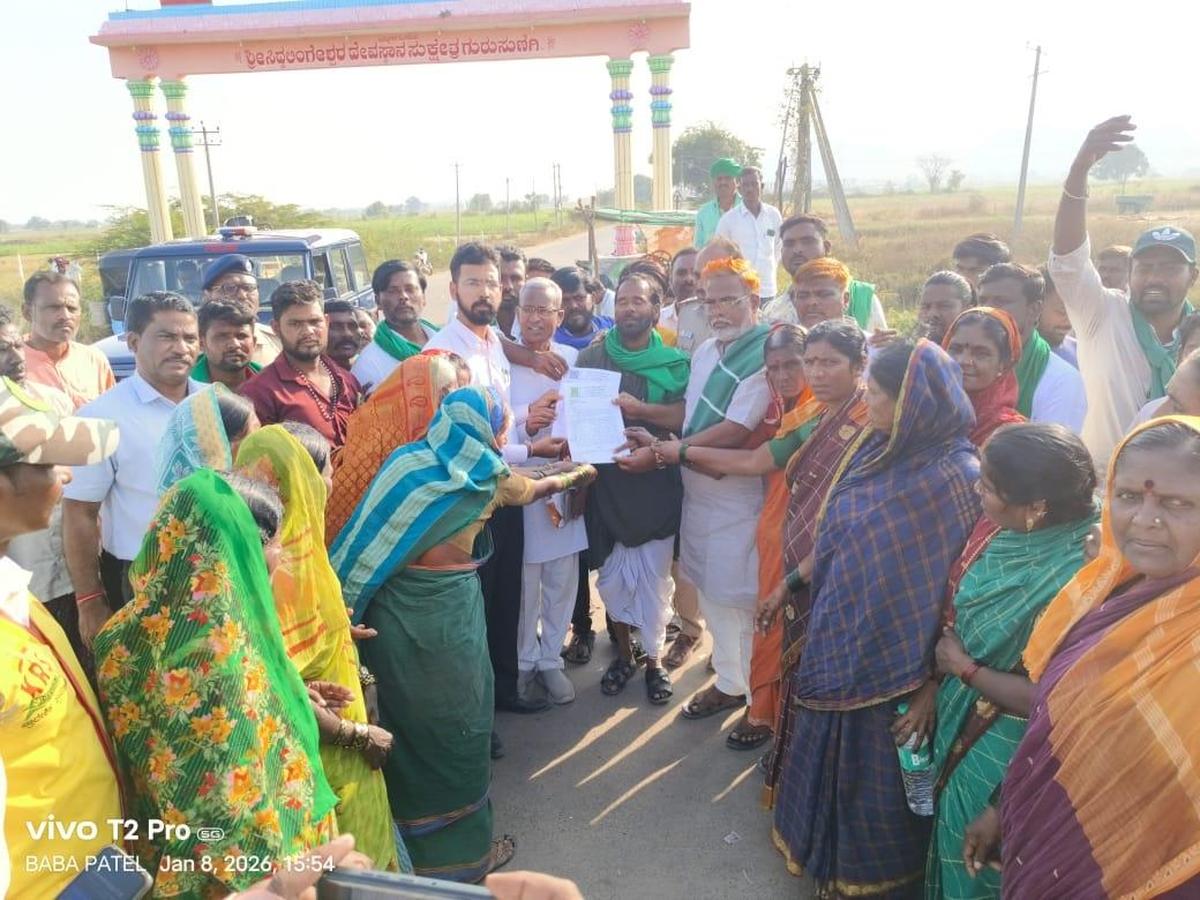 Farmers present a manifesto during the protest held at Gursunagi Village Cross in Wadagera taluk on Thursday.