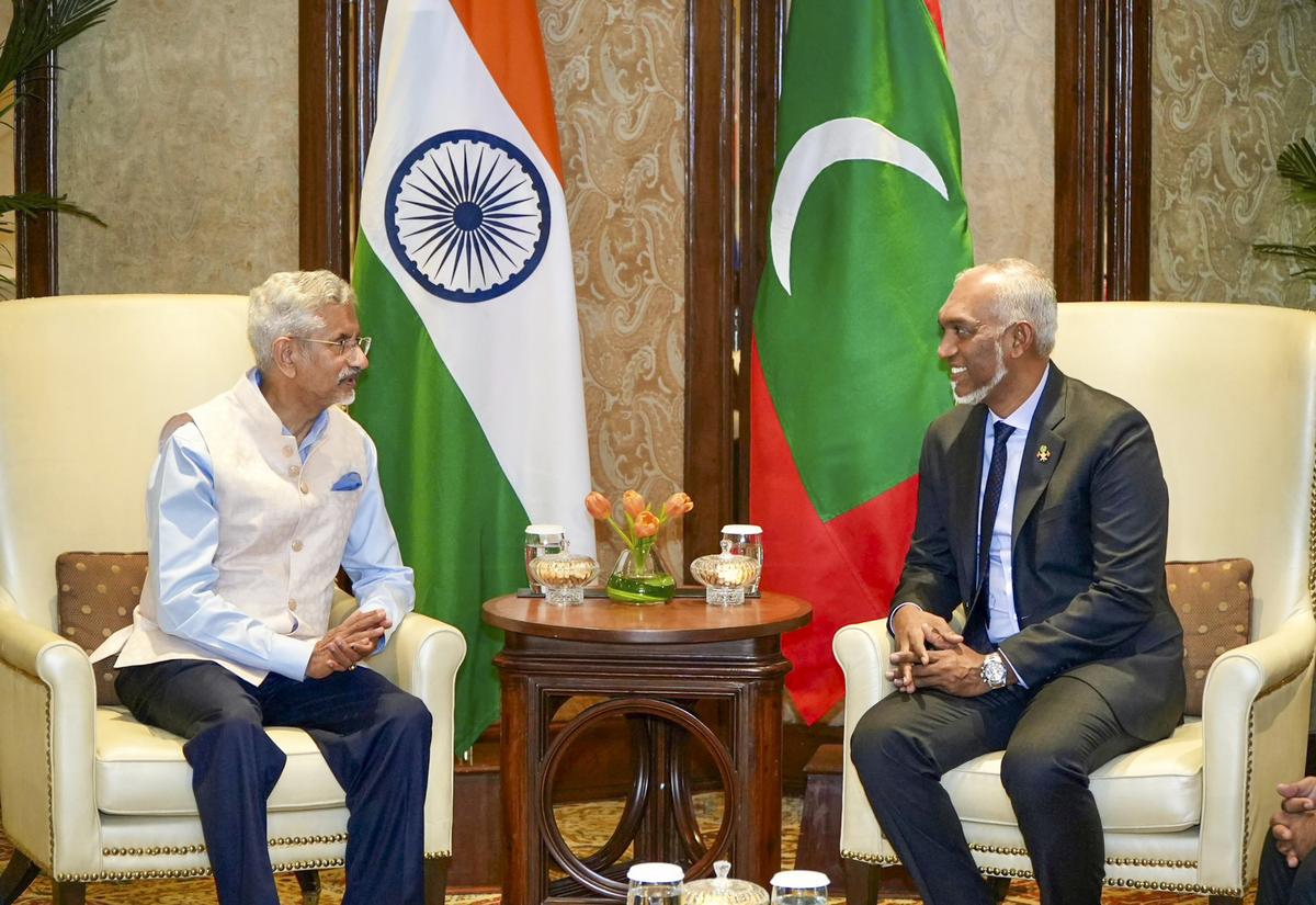   Menteri Kabinet Persatuan S. Jaishankar dengan Presiden Maladewa Mohamed Muizzu saat pertemuan, di New Delhi, pada 10 Juni 2024. 
