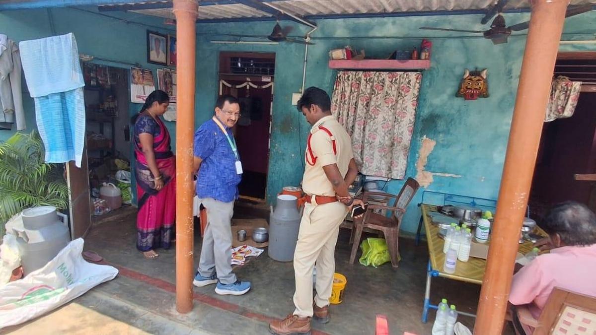 Collection agent in Nellore caught with 90 litres of adulterated milk