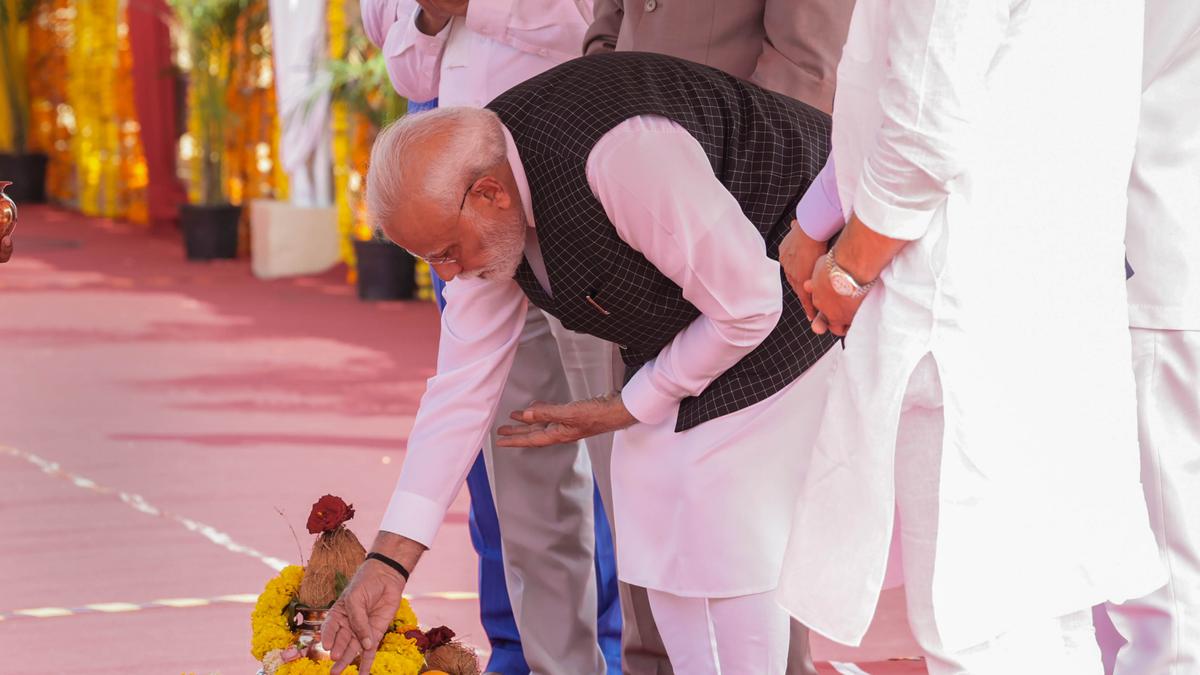 In Shirdi, Modi questions Pawar’s farmer welfare efforts