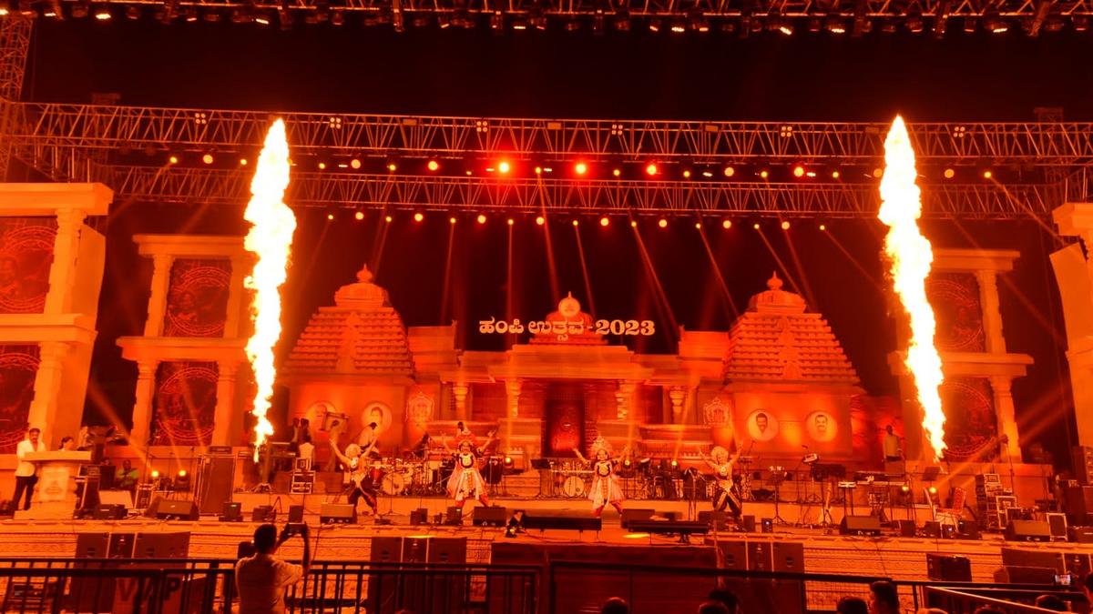 2 in custody for throwing water bottle at singer Kailash Kher in Hampi Utsav