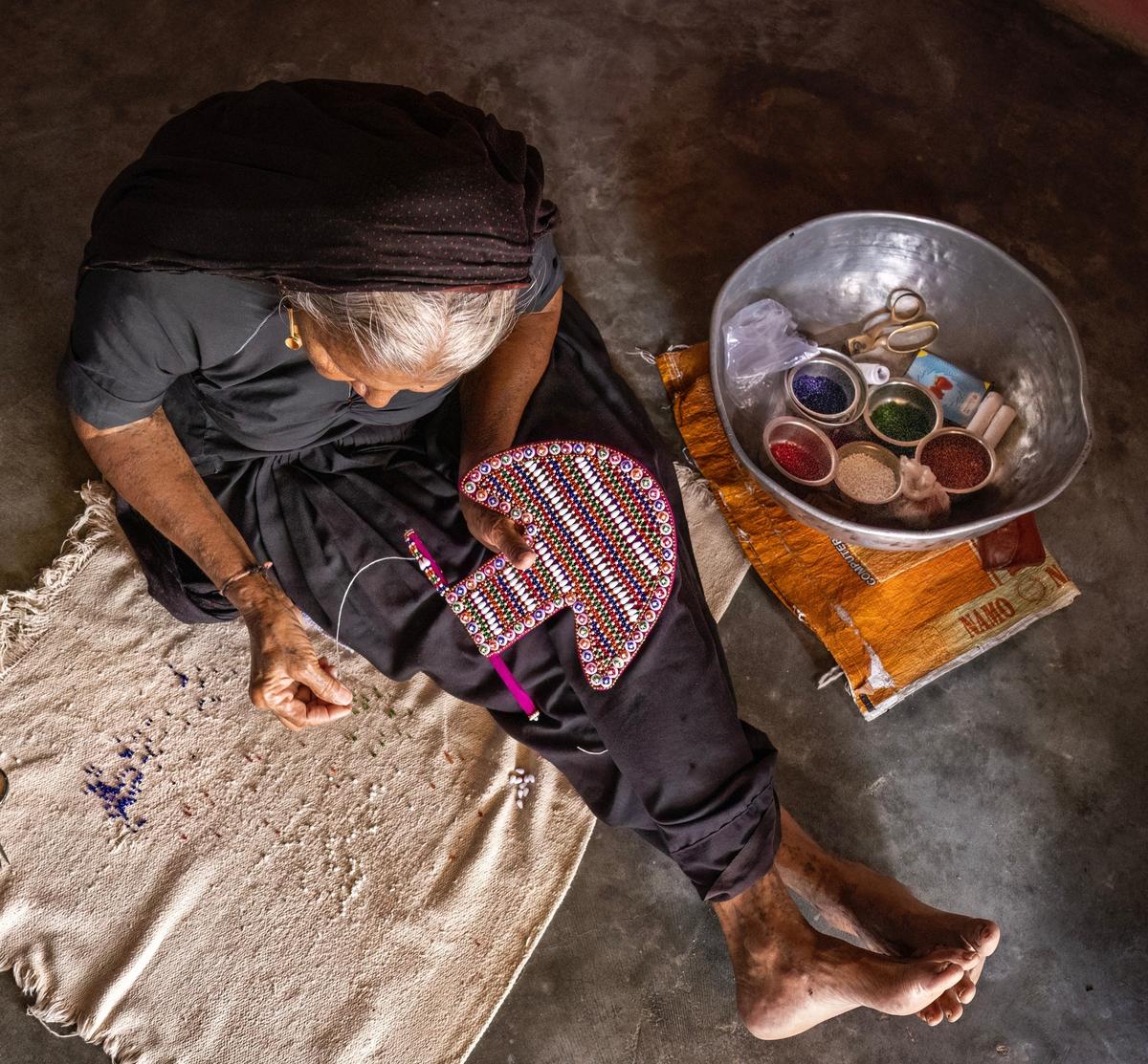 गुजरात और राजस्थान के खानाबदोश रबारी समुदाय की पारंपरिक हाथ की कढ़ाई में ज्यामितीय पैटर्न और चेन टांके होते हैं।