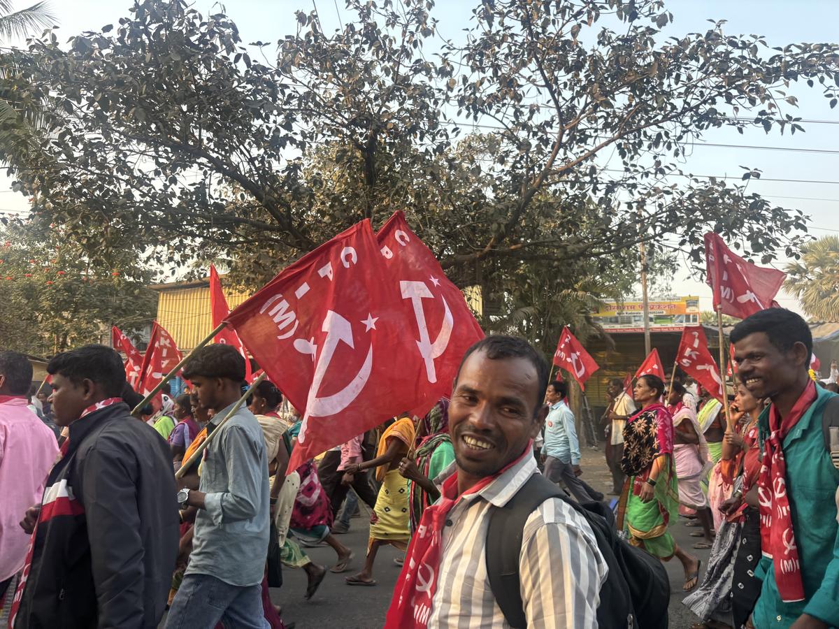 पालघर तक लंबे मार्च में शामिल लोग।