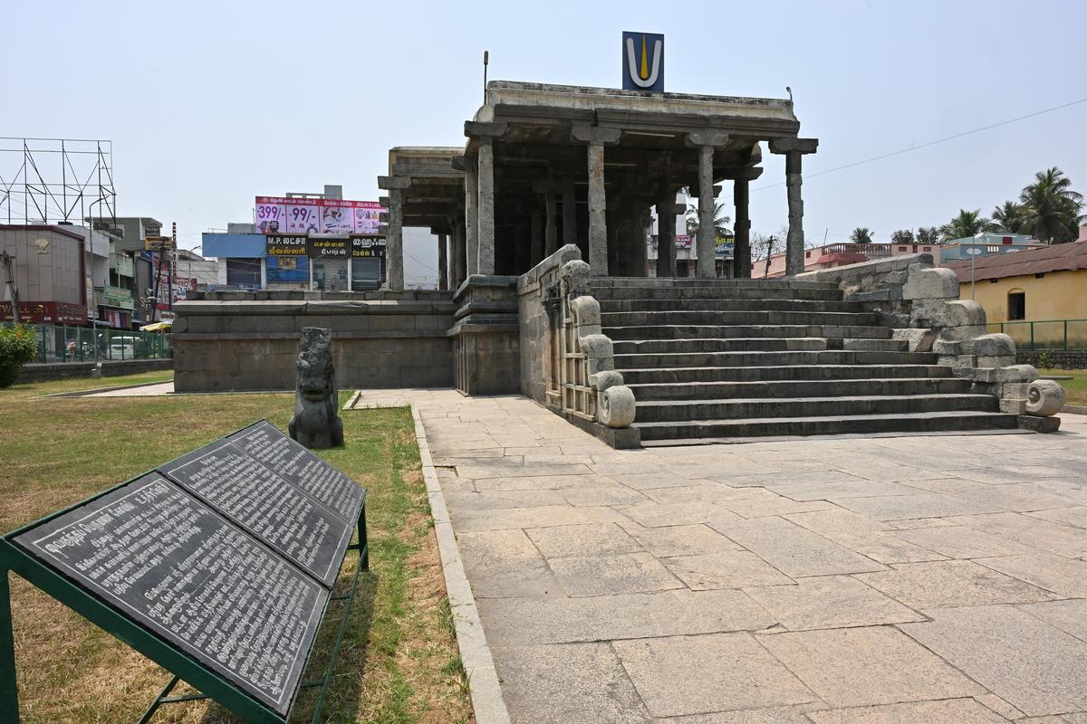 Una vista del tempio Vaikunda Perumal nel villaggio di Uthiramerur domenica. Il tempio è noto per le iscrizioni che indicano le pratiche democratiche di elezione dei rappresentanti per gli organi del villaggio durante il regime di Parantaka Chola (907–955 d.C.).