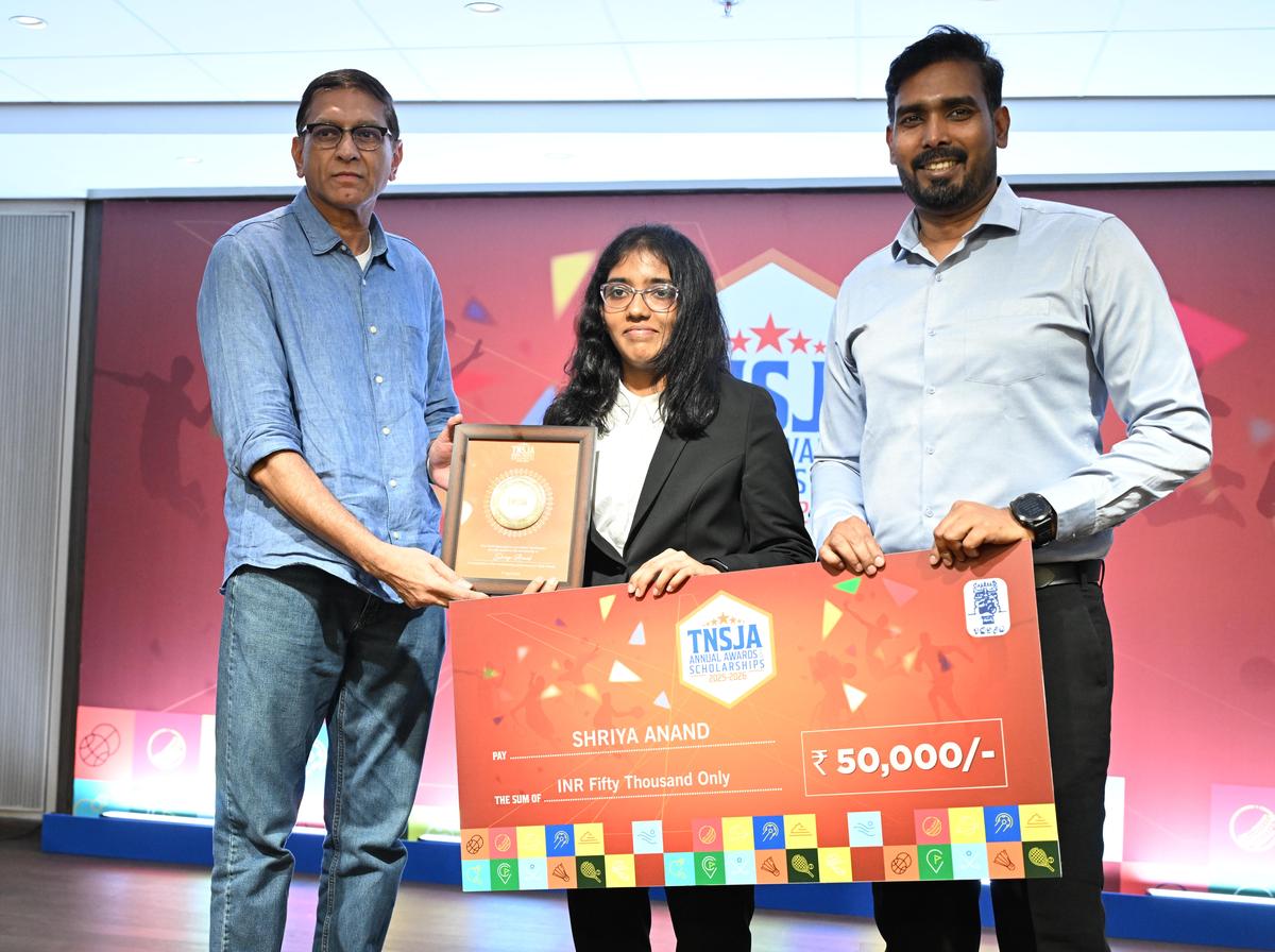 Shriya Anand gets her award from Bhagwandas Rao and A. Sharath Kamal.
