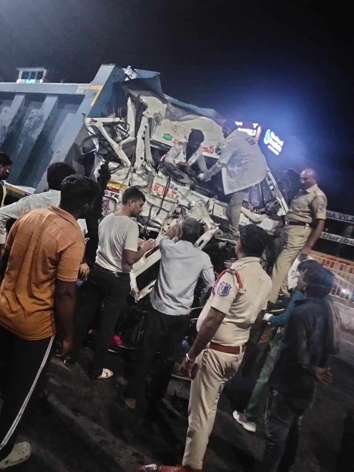 बुधवार को हैदराबाद के हयातनगर में हुई दुर्घटना में भारी वाहनों में से एक का क्षतिग्रस्त अवशेष। बुधवार को हैदराबाद के हयातनगर में हुई दुर्घटना में भारी वाहनों में से एक का क्षतिग्रस्त अवशेष।
