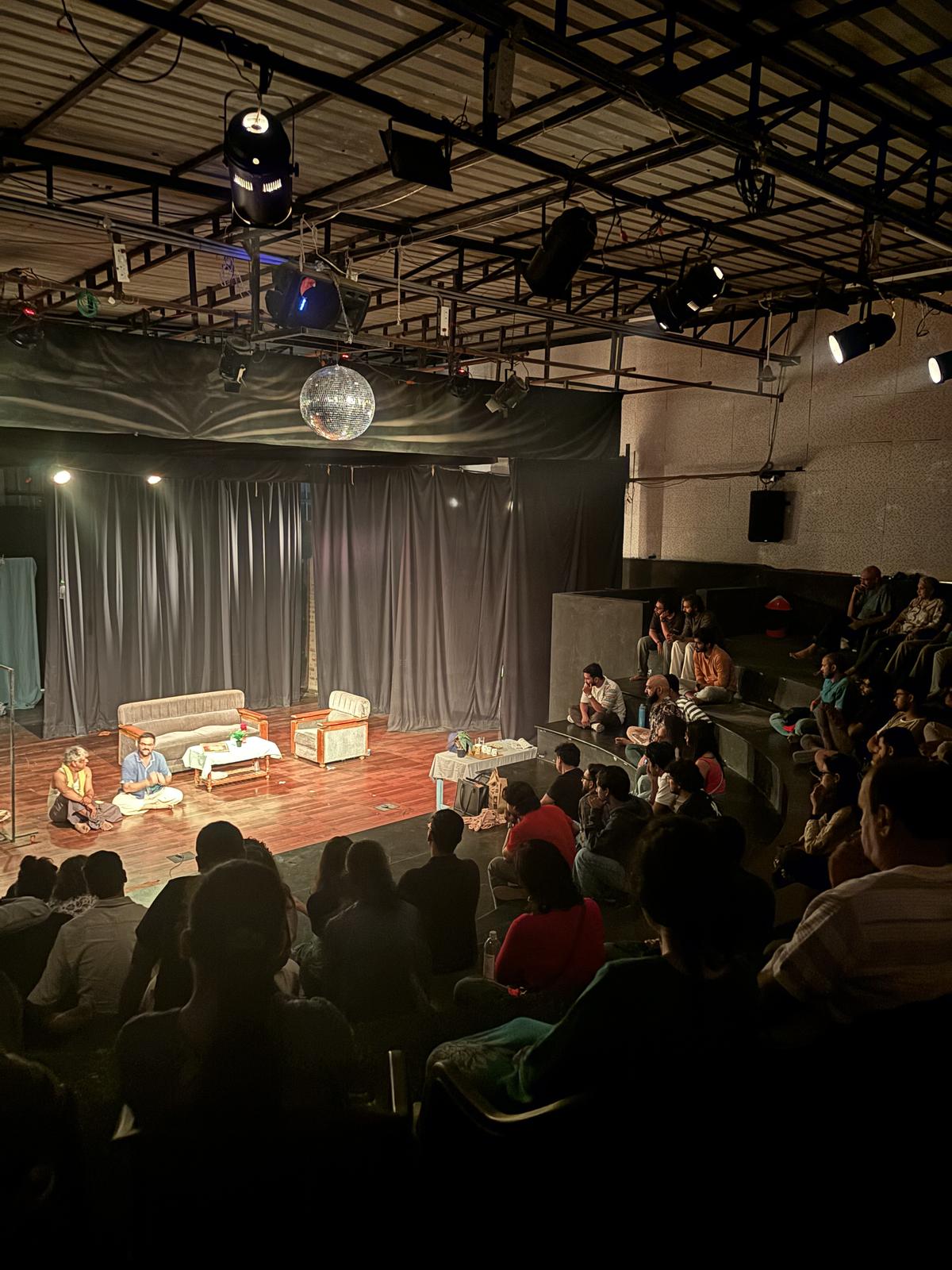 Uno spettacolo teatrale in scena ai Rangbhoomi Spaces