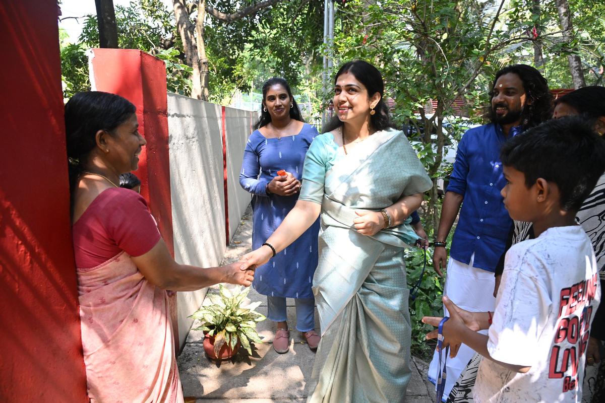 Anjali Nair della NDA interagisce con gli elettori a Palluruthy.