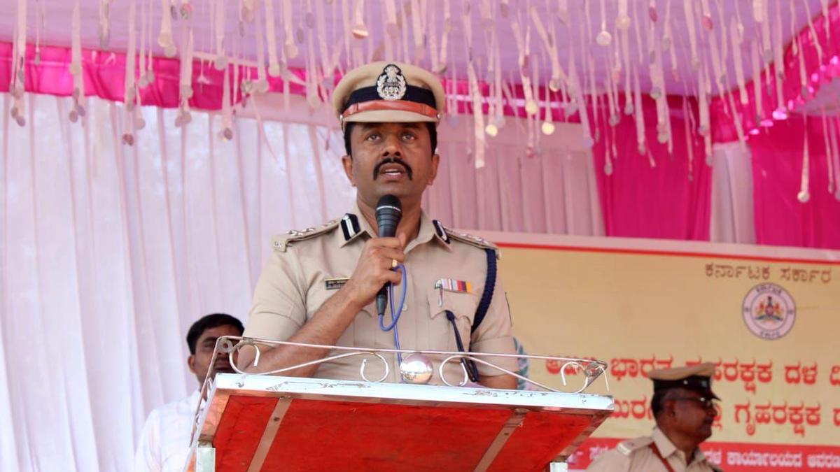 Kalaburagi City Police carry out massive rowdy parade, warn habitual offenders