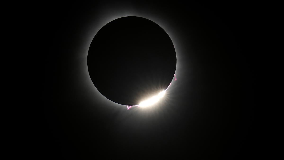 Solar Eclipse 2024: A total solar eclipse races across North America as ...