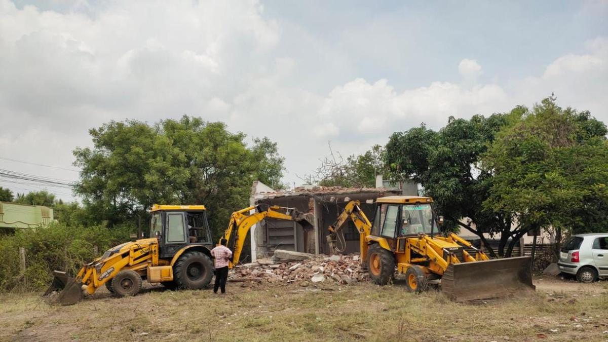 Coimbatore Corporation demolishes encroachment on OSR in Vilankurichi