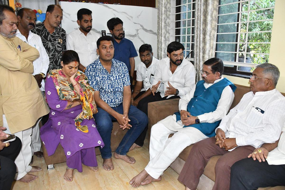 Joshi, Shettar meet victim in Hubballi Love Jihad case