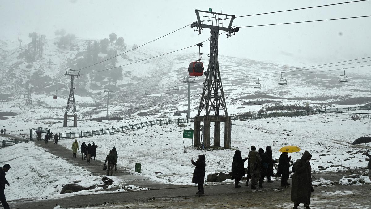 Early snowfall brings cheer to tourists; chilly weather sets in across Kashmir