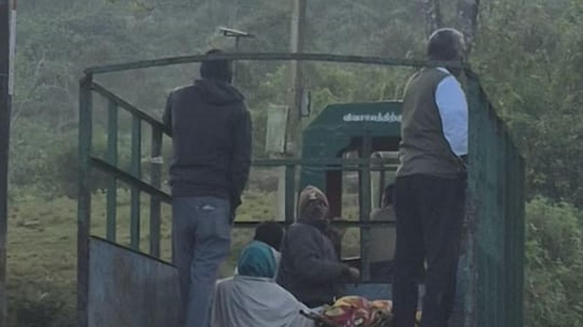 Major tea estate in Pandalur transports body of deceased worker on tractor