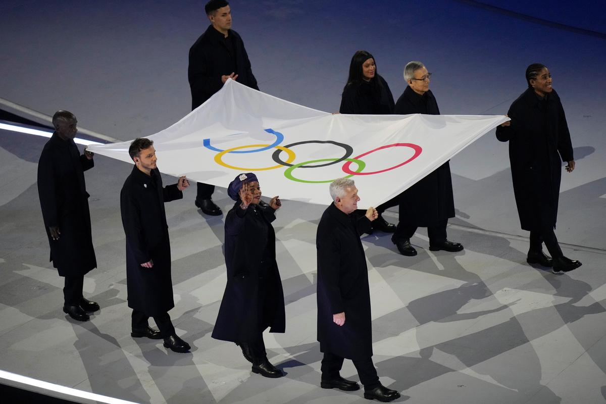 Bendera Olimpiade dikibarkan saat upacara pembukaan Olimpiade pada Olimpiade Musim Dingin 2026, di Milan, Italia, pada 6 Februari 2026