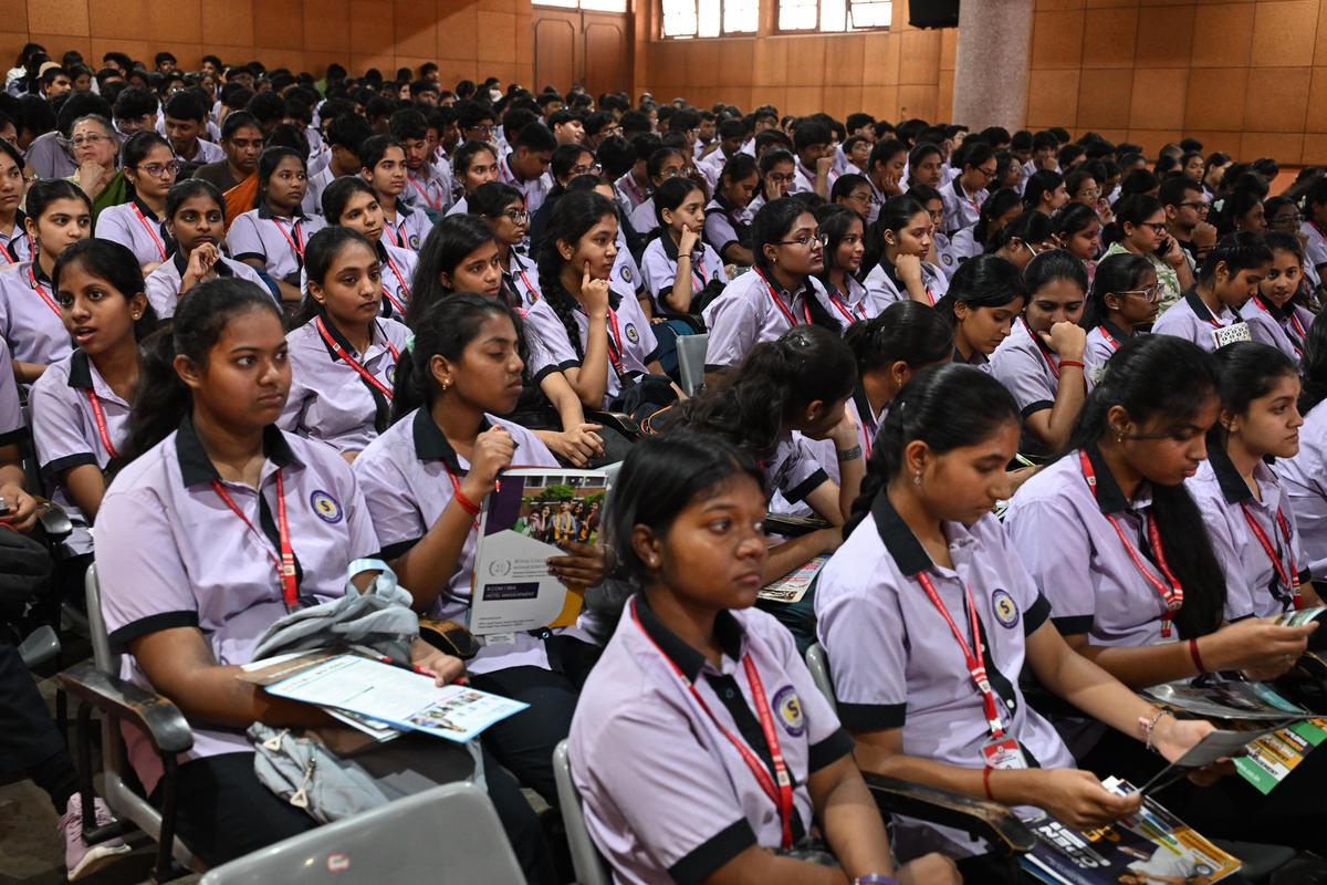 Alunos durante a Feira de Aconselhamento de Carreira Hindu EducationPlus 2026, realizada na Faculdade de Ciências, Artes e Comércio Sri Jagadguru Renukacharya em Bengaluru no sábado.