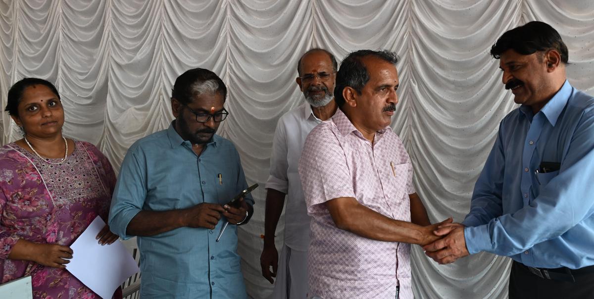 MA Brahmaraj della NDA incontra gli elettori.