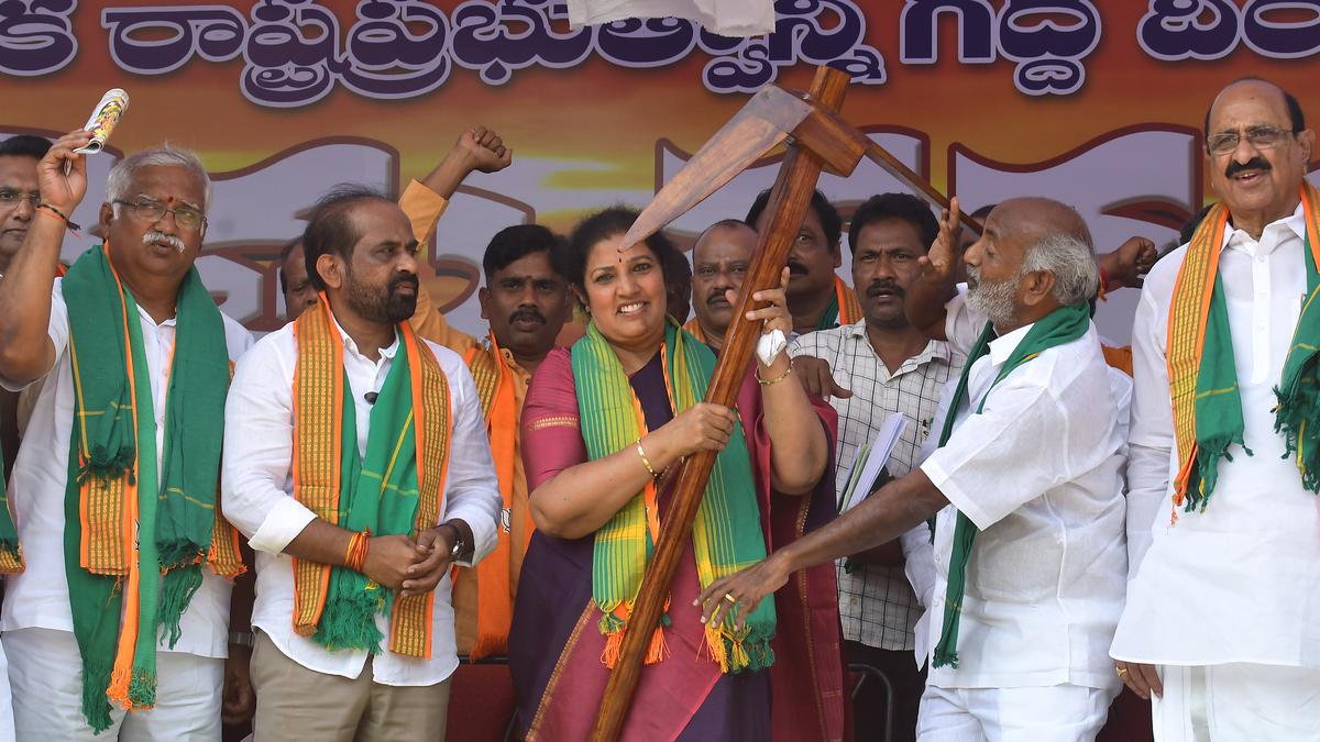 All promises made by Jagan to farmers remain on paper, alleges Purandeswari