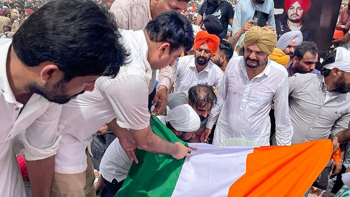 Thousands of mourners bid tearful adieu to Punjabi singer Moosewala; join his last ride on favourite tractor