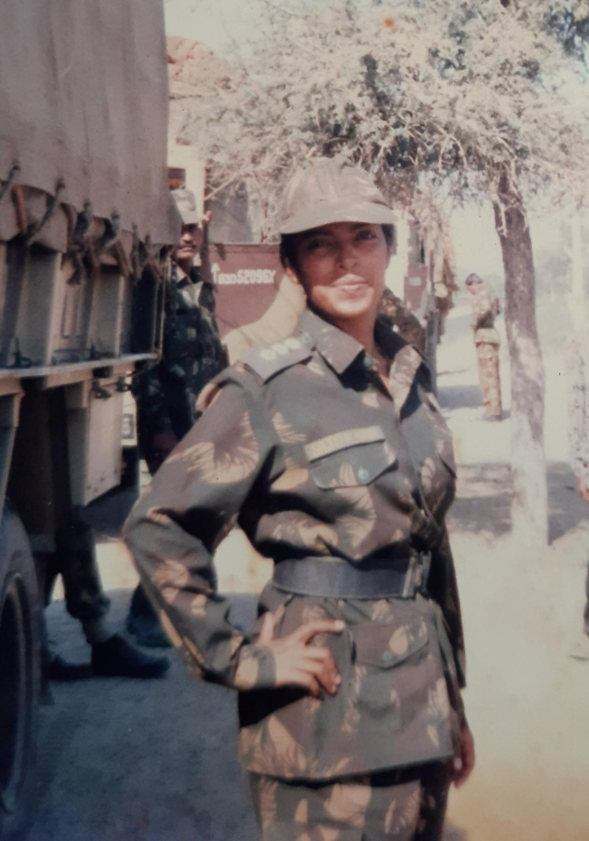 सजिता नायर, भारतीय सेना में अपनी वर्दी में शामिल होने वाली पहली महिलाओं में से एक थीं।  वह अब एक लेखिका हैं. 