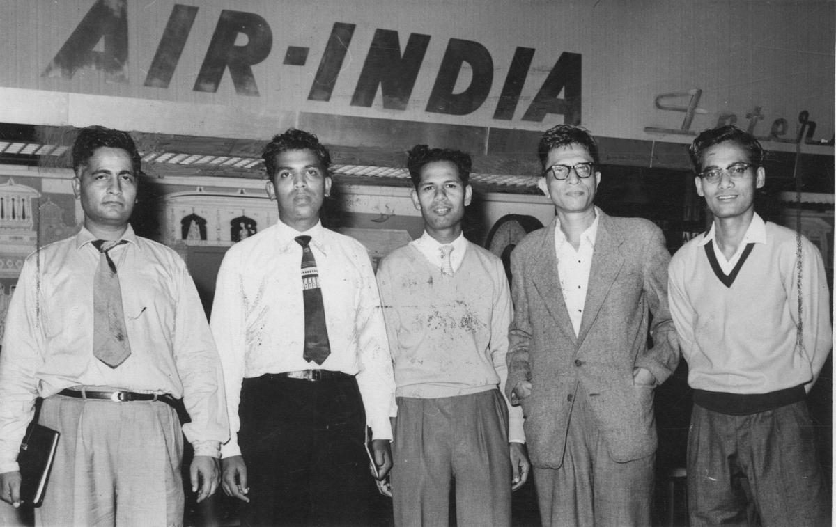 Leden van het Indiase schaakteam op weg naar XIV schaakolympiade in Leipzig, Oost-Duitsland op 16 oktober 1960. (Van links naar rechts) Mulk Raj Wahi (Delhi), Manuel Aaron (nationaal kampioen en aanvoerder van het team), KN Sathe (Manager), Ramchandra Sapre (Bombay) en Ramesh Seth (Bombay).