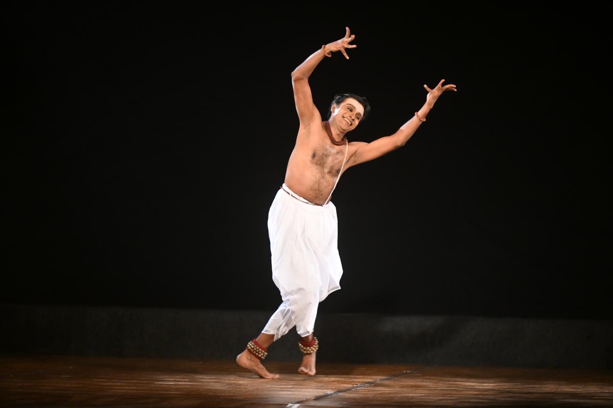 अरुणाचल की यात्रा को आनंद साचिडानंदन द्वारा बड़े करीने से चित्रित किया गया था, जिसकी कोरियोग्राफी रमण महर्षि के जीवन और शिक्षाओं से प्रेरित थी। 