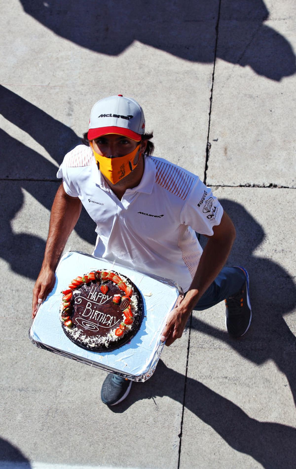 मैकलारेन के स्पेनिश ड्राइवर कार्लोस सैन्ज़ 2020 के इतालवी ग्रां प्री से पहले पैडॉक में अपने जन्मदिन के केक के साथ।