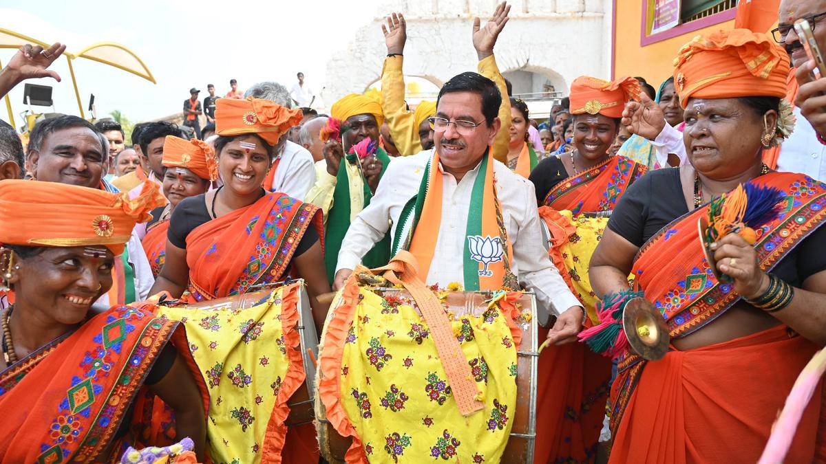 Karnataka: Pralhad Joshi hopes for a record fifth win, with seer out of fray and a murder adding to saffron narrative