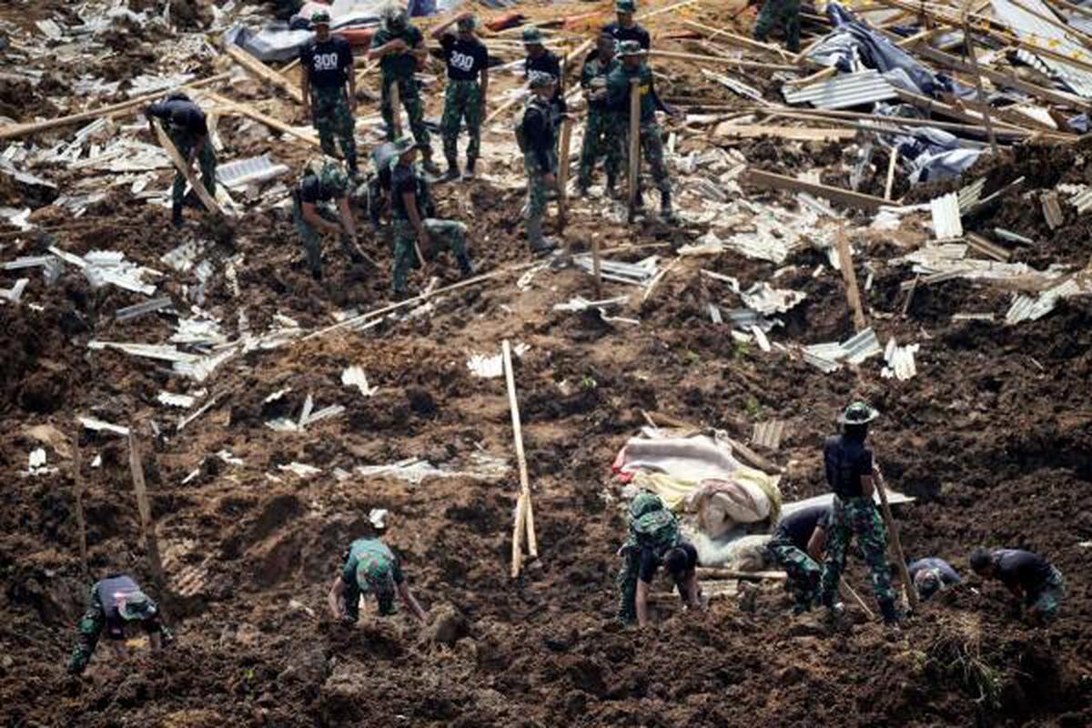 so　EXPLAINER:　quake　The　Why　Indonesia's　was　shallow　deadly?　Hindu