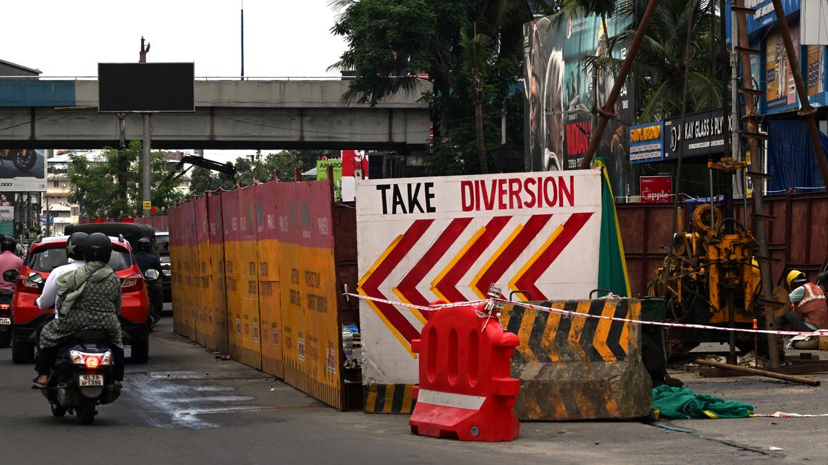 KMRL, district administration face flak for traffic snarls on Civil Line Road due to metro rail works