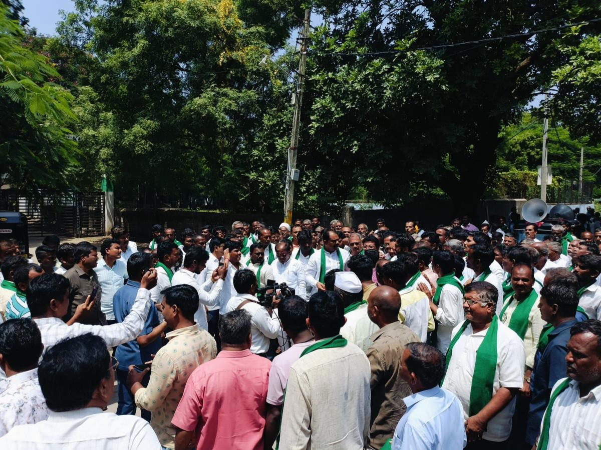 कल्याण कर्नाटक उत्सव दिवस पर कलबुर्गी में भाजपा कार्यकर्ताओं ने विरोध प्रदर्शन किया और सरकार से मांग की कि वह भाजपा नेता बसंगौड़ा पाटिल यतनाल के स्वामित्व वाली सिद्धसिरी इथेनॉल और पावर यूनिट को 17 सितंबर, 2024 को कलबुर्गी जिले के चिंचोली में अपना संचालन फिर से शुरू करने की अनुमति दे।