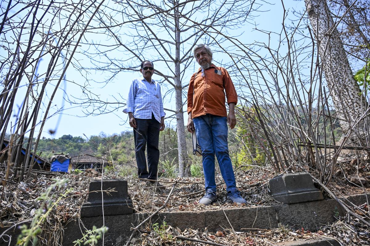 Subodh More, nipote di Ramchandra Babaji More che guidò la protesta a Dasgaon, si trova accanto ai resti della sua casa ancestrale.
