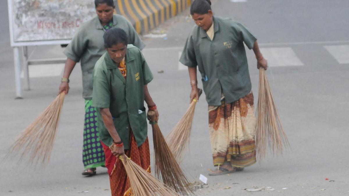 May Day: Pourakarmikas felicitated