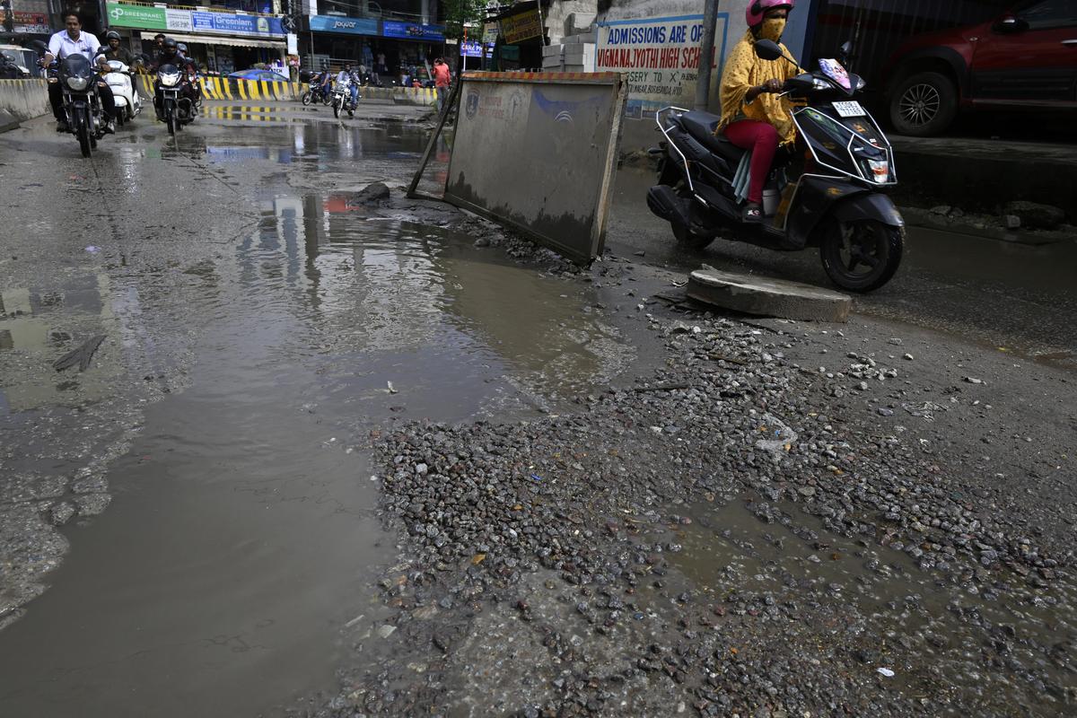 पिछले कुछ दिनों में लगातार भारी बारिश के कारण सड़कें क्षतिग्रस्त हो गईं, जिससे हैदराबाद के माधापुर में पर्वत नगर में मोटर चालकों को असुविधा हुई।