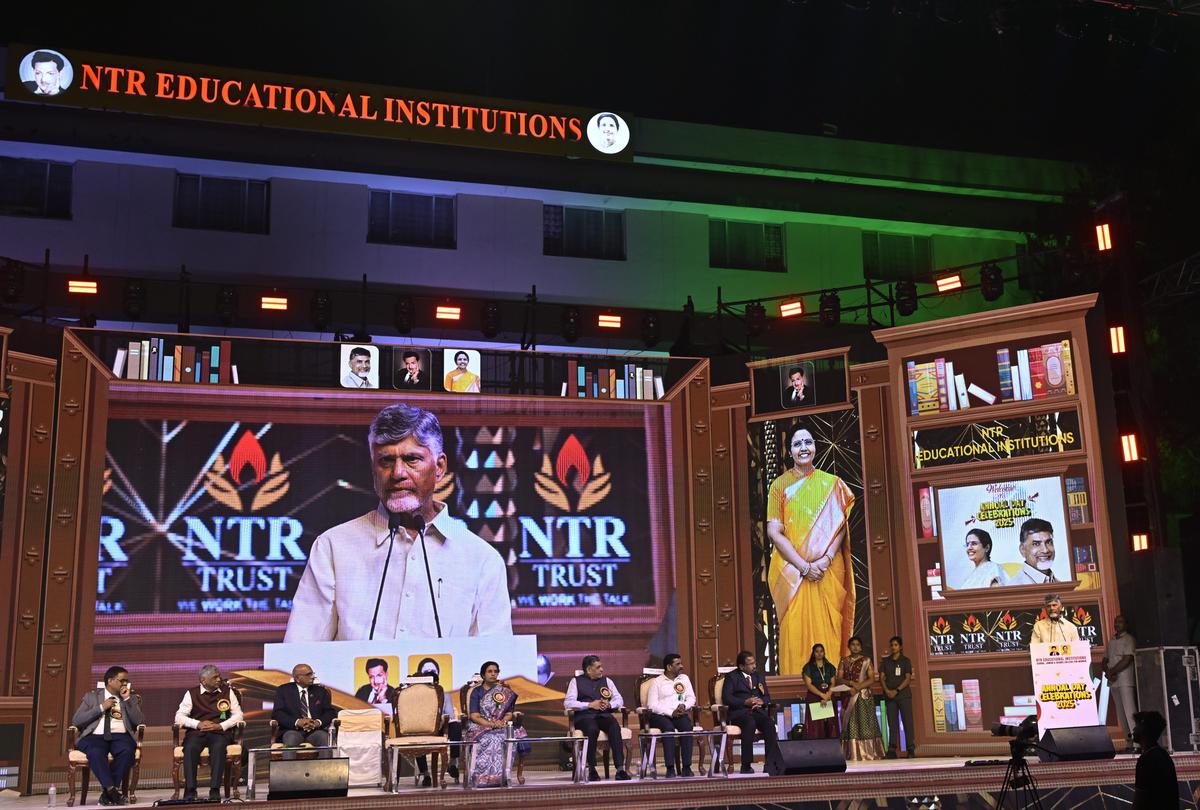शनिवार को हैदराबाद के गांधीपेट में एनटीआर शैक्षणिक संस्थानों के वार्षिक दिवस समारोह में मुख्यमंत्री एन. चंद्रबाबू नायडू।