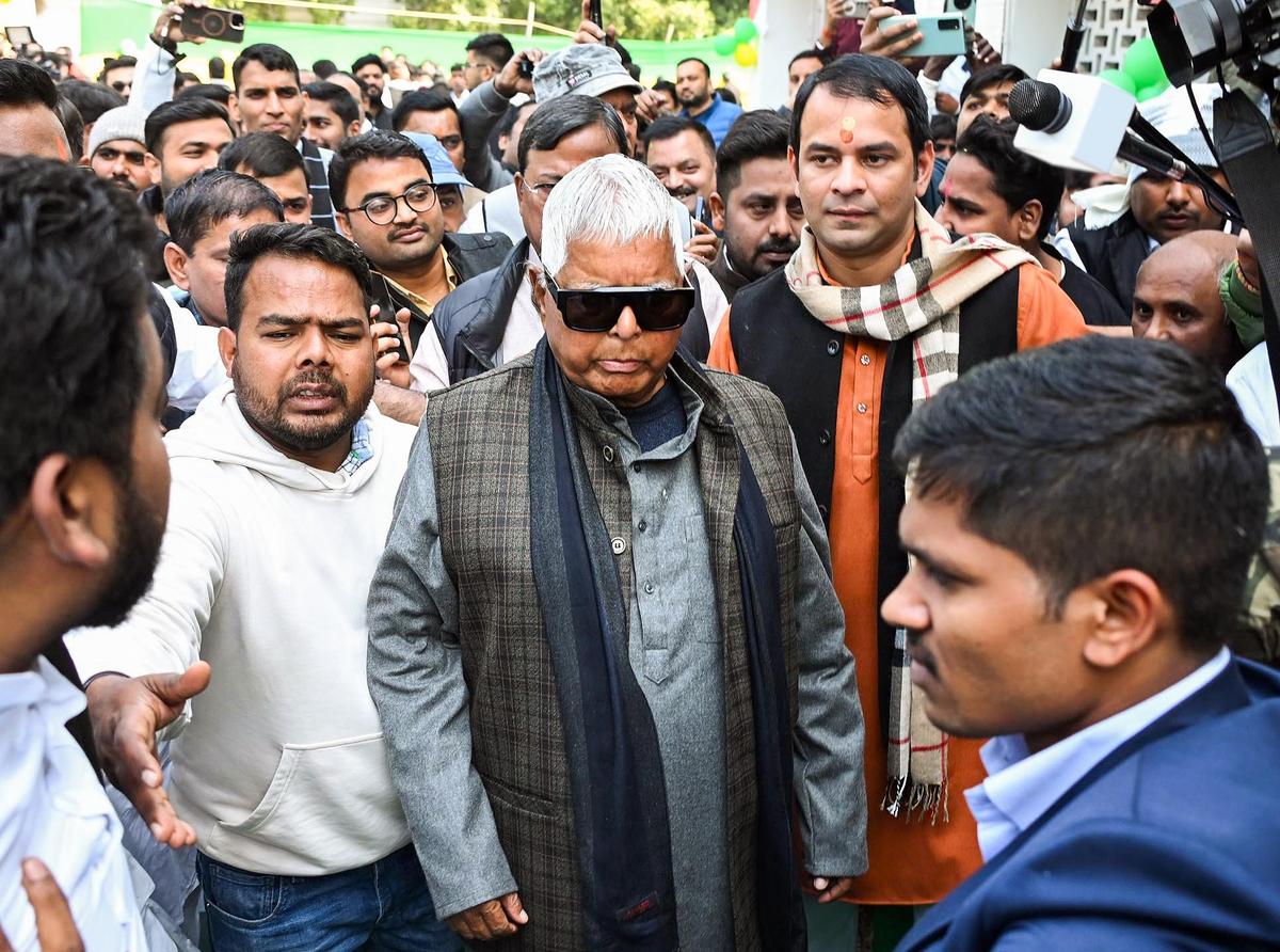 El presidente de Jan Shakti Janata Dal, Tej Pratap Yadav, con el jefe de RJD y su padre, Lalu Prasad Yadav, en las celebraciones de Makar Sankranti, en Patna.