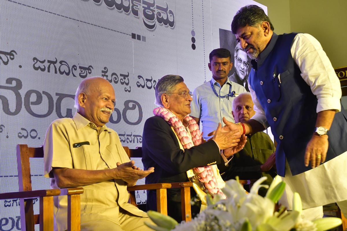 Former Chief Minister S.M. Krishna, with Deputy Chief Minister D K Shivakumar, Hampa Nagarajaya, and other dignitaries, during releasing of a book based on Mr. Krishna’s life story ‘Nelada Siri’ in Bengaluru on October 1, 2023.  