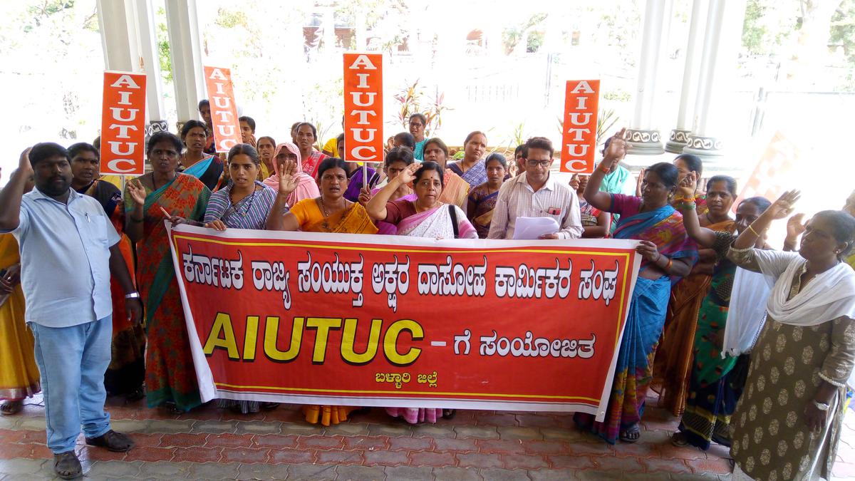 Midday meal workers oppose transfer of funds to SDMC