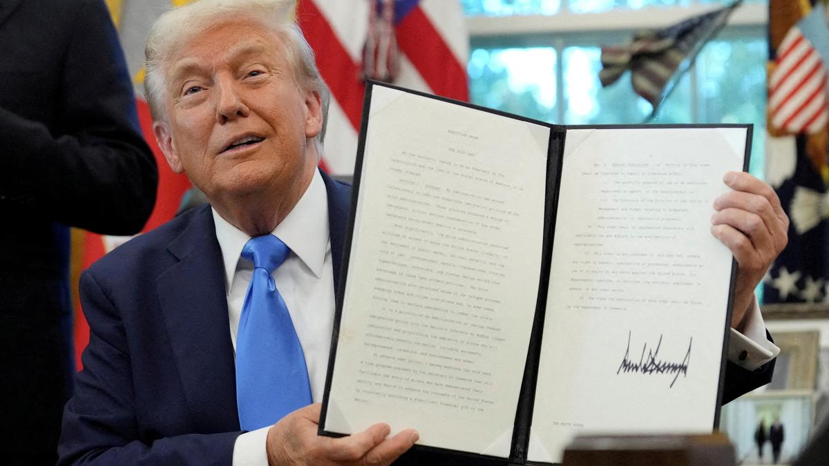 https://th-i.thgim.com/public/incoming/41wc0k/article70079134.ece/alternates/LANDSCAPE_1200/2025-09-21T150536Z_1053876122_RC29VGAUMV56_RTRMADP_3_USA-TRUMP-VISAS-INDIA.JPG