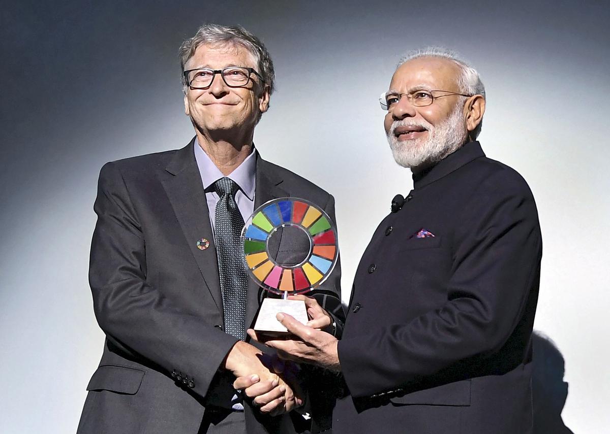 Prime Minister Narendra Modi receives the Global Goalkeeper Award from Bill Gates, in New York.