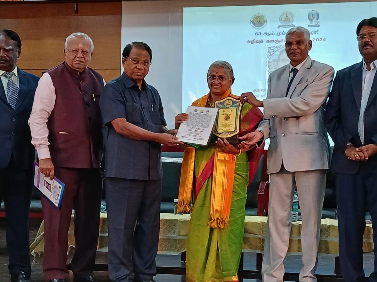 Receiving the Arivu Kalanjiyam Award from the dignitaries 