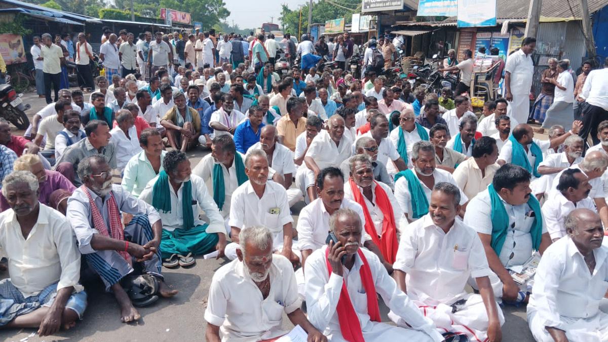 Farmers block East Coast Road near Thalaignayiru opposing digital method to estimate crop damage